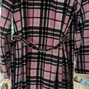 Robe/Dressing Gown in Pink & Black Fleecy material. Size XL Gently used in Good